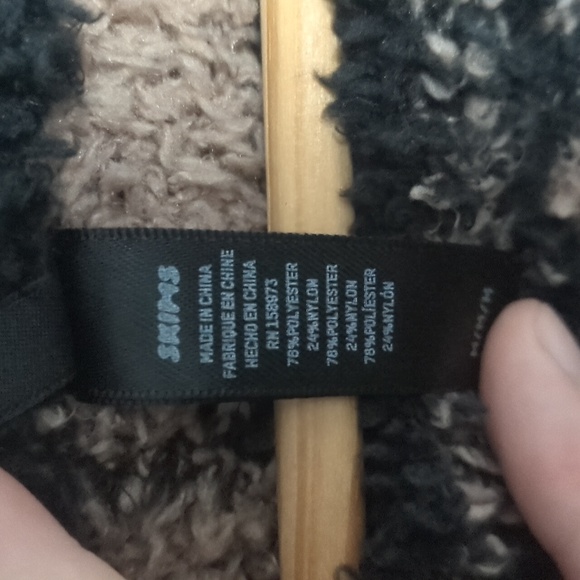 Skims Sweater - Picture 4 of 4